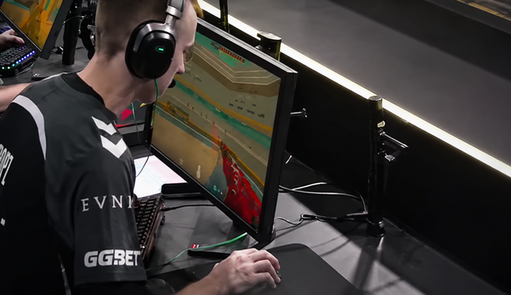 FPSゲーマーがモニターに頭を近づけて前傾姿勢でプレイする様子|ストレートネックと姿勢を解説
