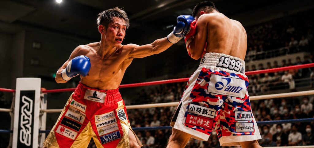 日本フライ級6位に勝利した岩崎圭祐選手のボクシング試合シーン。姿勢と足さばきを維持し判定勝利を収めた一戦。